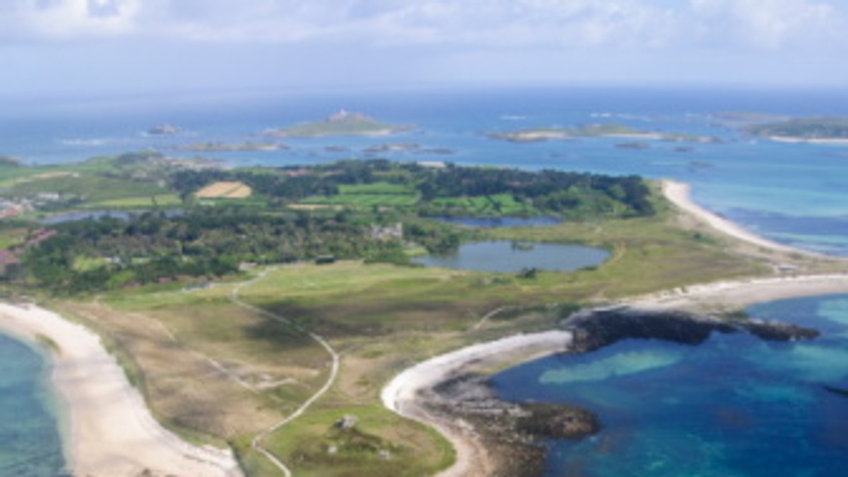 Tresco. Z "r" w środku i bez kart rabatowych. Jeżeli nigdy nie słyszeliście tej nazwy, to zapewne jesteście nie dość wyrafinowani, by bawić z odzianymi w drogie kurtki elitami u wybrzeży Kornwalii. Uciekajcie więc na swoje Wyspy Kanaryjskie i Chalkidiki.