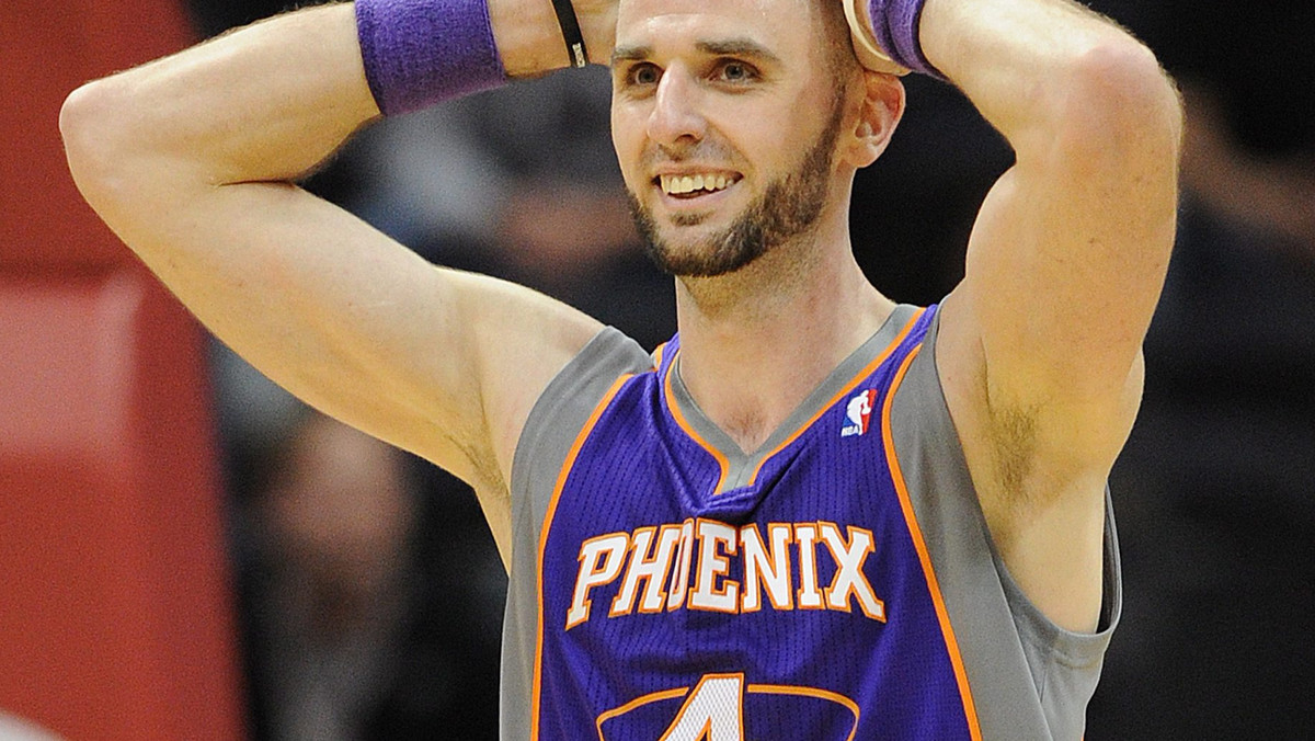 W poniedziałkowym meczu NBA koszykarze Phoenix Suns pokonali na wyjeździe Atlantę Hawks 99:90. Ponad 35 minut na parkiecie spędził Marcin Gortat. Polak tym razem nie zaliczył kolejnego double-double. W innych meczach było kilka niespodzianek.
