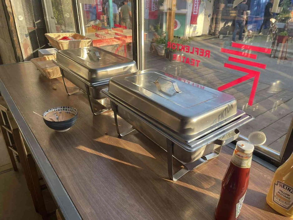 Posluženje u izbornom štabu koalicije "Biramo borbu"