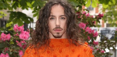 Michał Szpak spędza Halloween "w skórze" innego polskiego muzyka. Czy to rewanż za poprzedni rok?