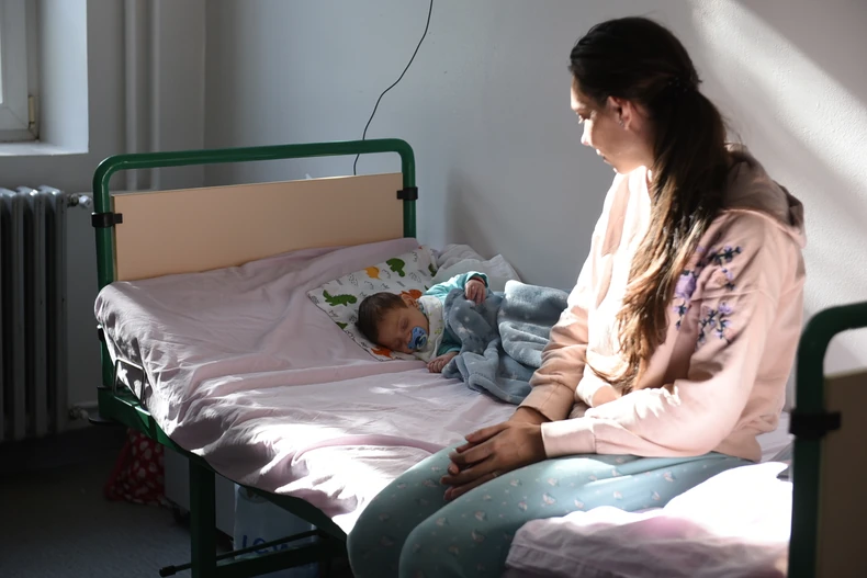 Relja je pod budnim okom lekara, ali i brižne mame