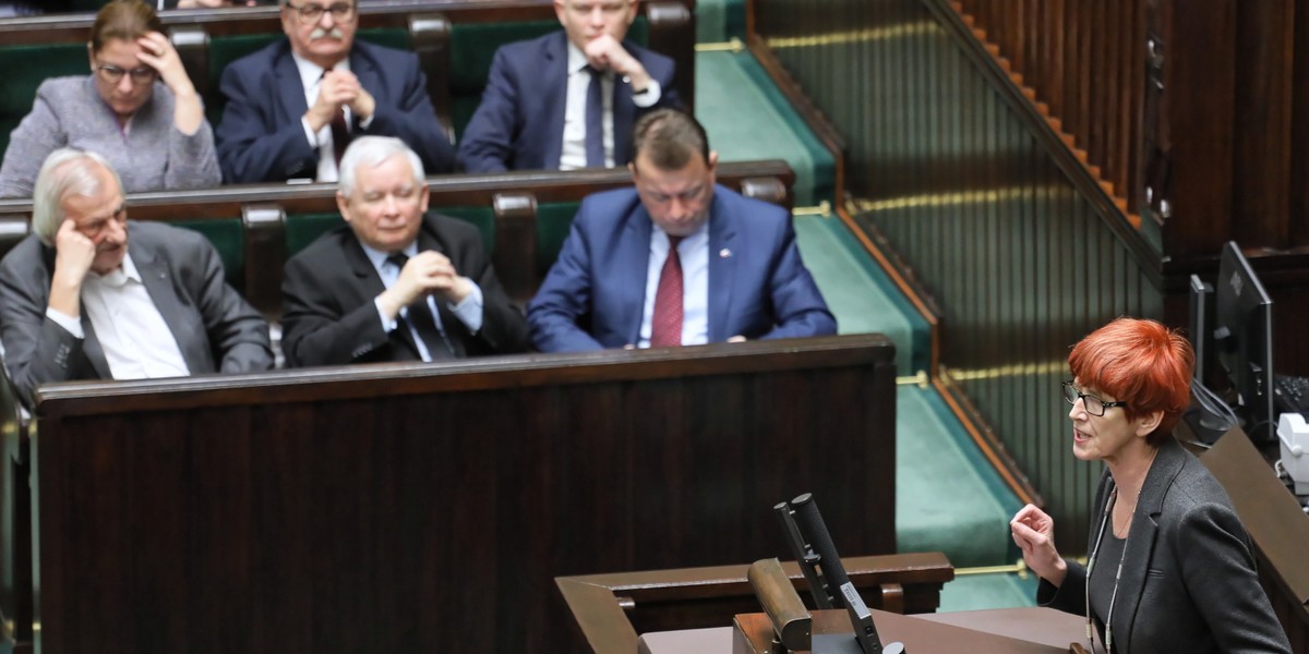 Elżbieta Rafalska, minister rodziny, pracy i polityki społecznej, przekonywała w Sejmie, że "Mama 4 proc" to honorowe rozwiązanie wobec matek, które wychowały co najmniej czworo dzieci, a dziś są w wieku emerytalnym i nie pobierają nawet najniższej emerytury