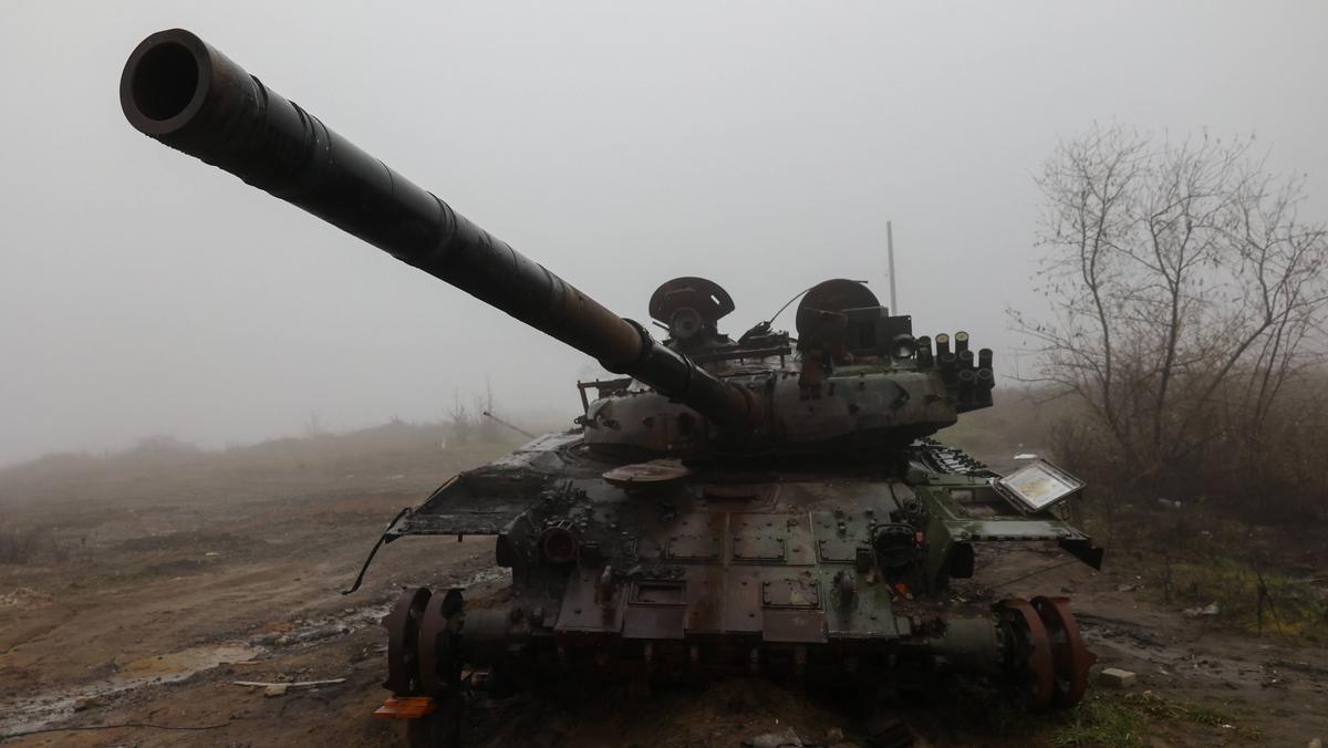 Zniszczony rosyjski czołg w okolicach Iziumu w obwodzie charkowskim