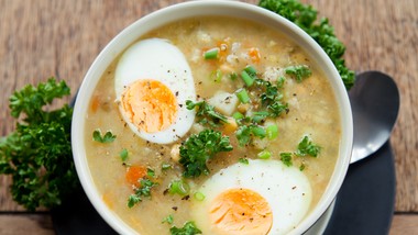 pyszny obiad na czwartek. podajemy przepis, ty gotujesz. żurek na wędzonce zimowe dni