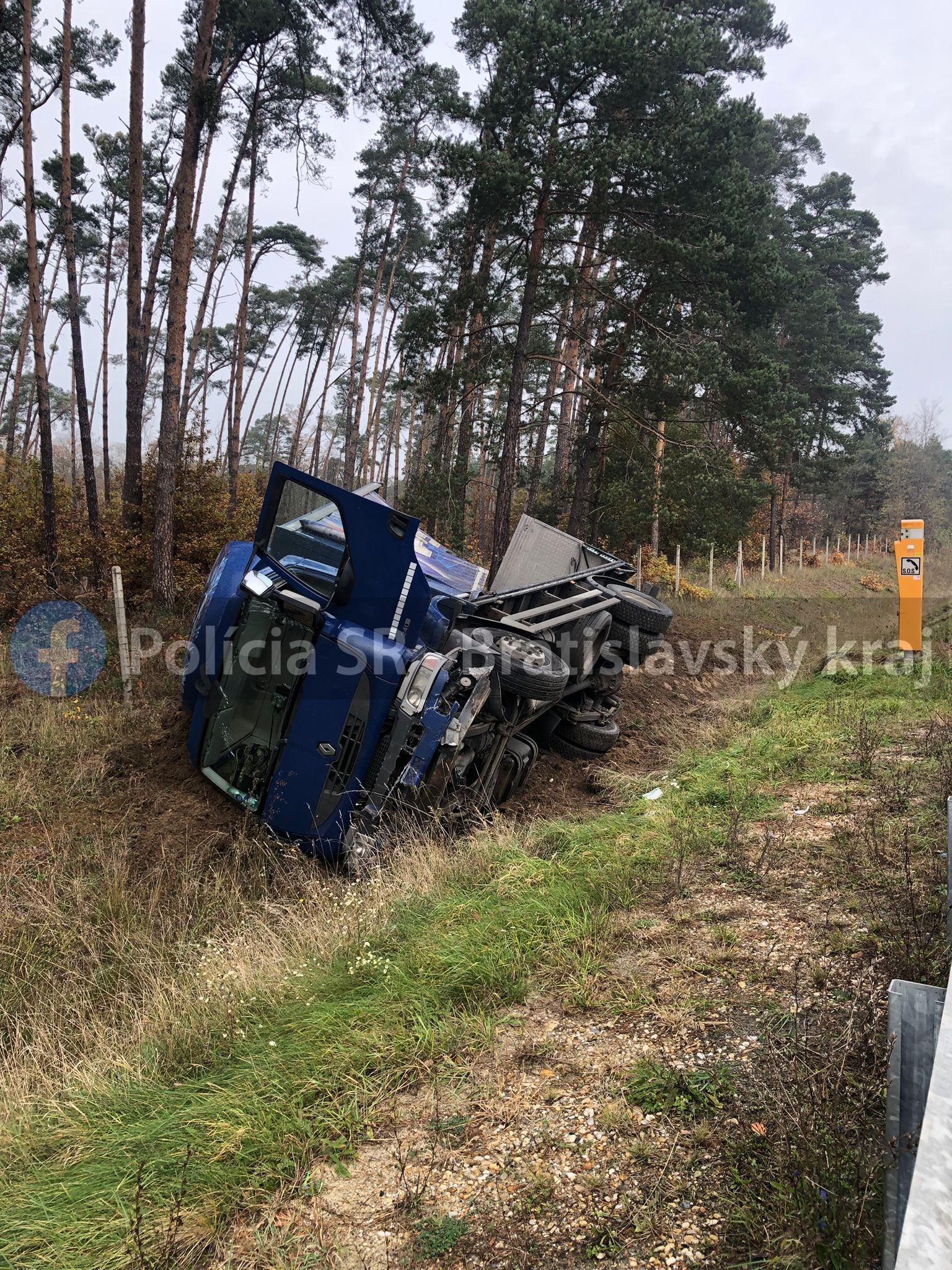 Nákladné auto zišlo z diaľnice D2 a skončilo v priekope.
