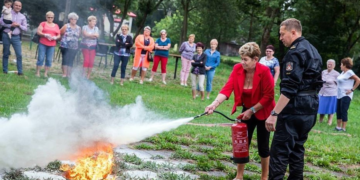 Program zajęć w Klubie Senior+ we wsi Łużna układają sami zainteresowani. Warsztaty ze strażą pożarną zostały zorganizowane po tym, jak jednej z członkiń klubu zapłonął olej, na którym smażyła kotlety.