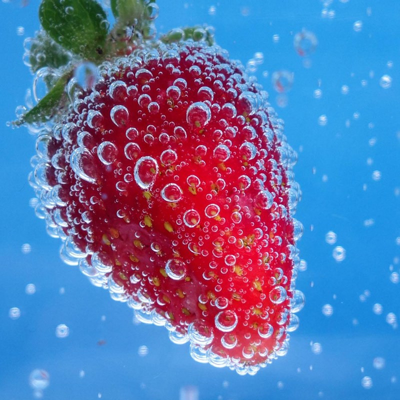 Diving strawberry, fot. Kamil Kawczyński