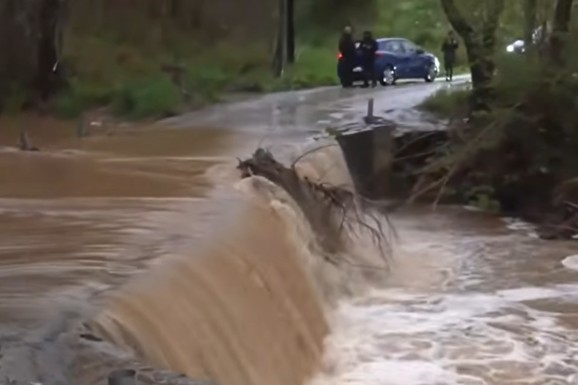 (VIDEO) BIBLIJSKI POTOP U GRČKOJ! "Erminio" paralisao Atinu, poznata letovališta pod vodom, tornado prevrtao kamione