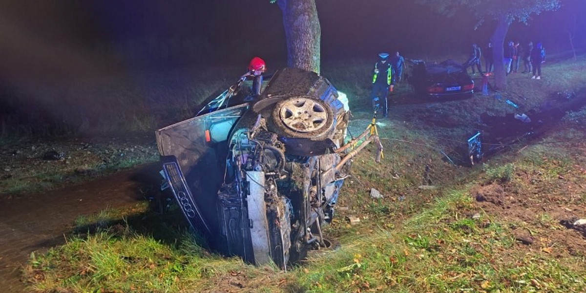 Makabryczny wypadek pod Kielcami. Kierowca audi wyleciał z kabiny.