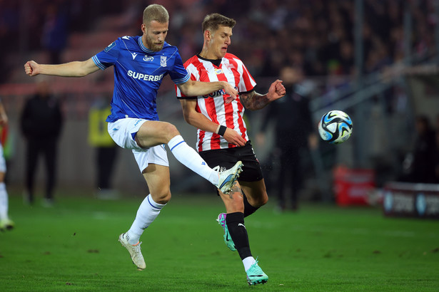 Zawodnik Cracovii Patryk Makuch (P) i Filip Degerstal (L) z Lecha Poznań podczas meczu 13. kolejki piłkarskiej Ekstraklasy