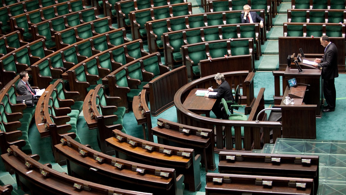 Sejmowa komisja spraw wewnętrznych zarekomendowała wprowadzenie kilku poprawek do rządowego projektu ustawy ws. odszkodowań za uszczerbek na zdrowiu dla funkcjonariuszy. Zaproponowano m.in. przyznanie im prawa do świadczeń za utracone mienie prywatne.