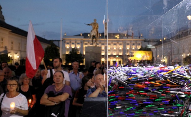 Demonstracja przed Pałacem Prezydenckim