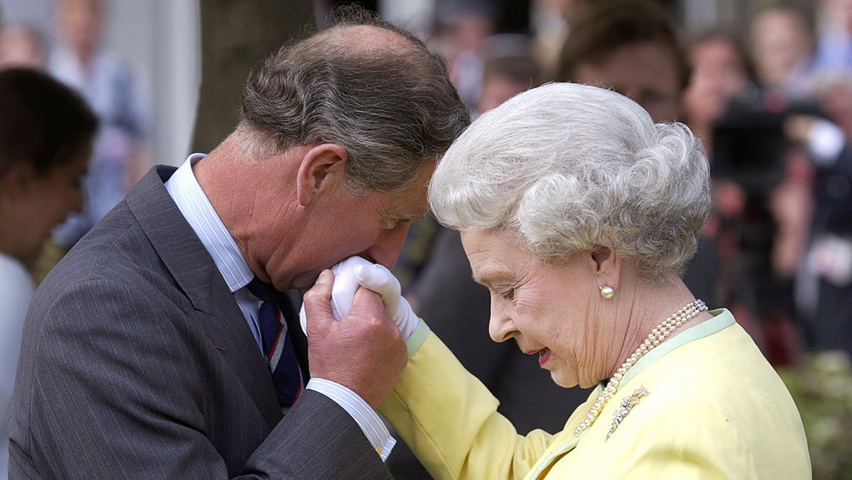 To nie królowa Elżbieta II wychowywała Karola. Ich relacje nie były łatwe