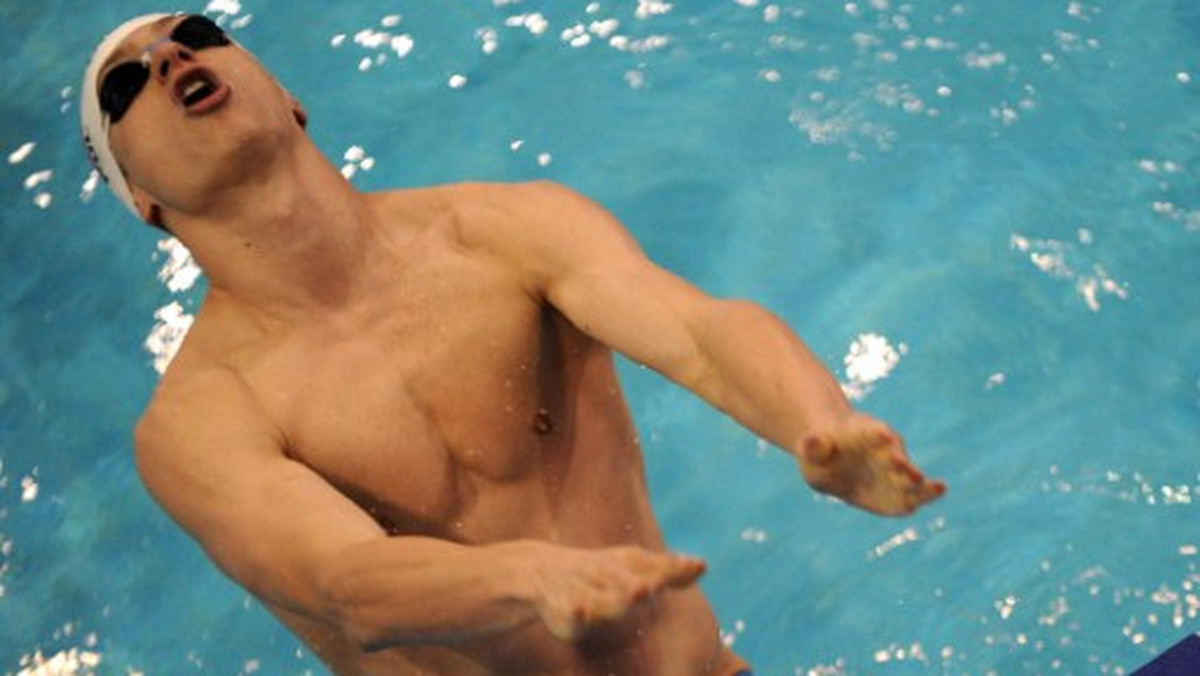 Radosław Kawęcki awansował do półfinału pływania na 200 m stylem grzbietowym podczas igrzysk olimpijskich w Londynie. Płynący w ostatniej serii eliminacyjnej Polak zajął w tym wyścigu piąte miejsce, które dało mu awans do półfinału.