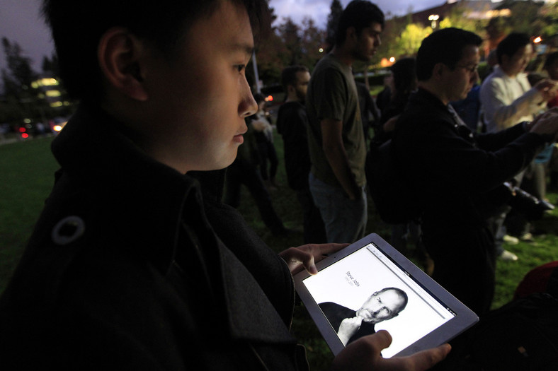 Zdjęcie Steve'a Jobsa na iPadzie, podczas zgromadzenia po jego śmierci  przed siedzibą Apple'a, fot. Tony Avelar/Bloomberg