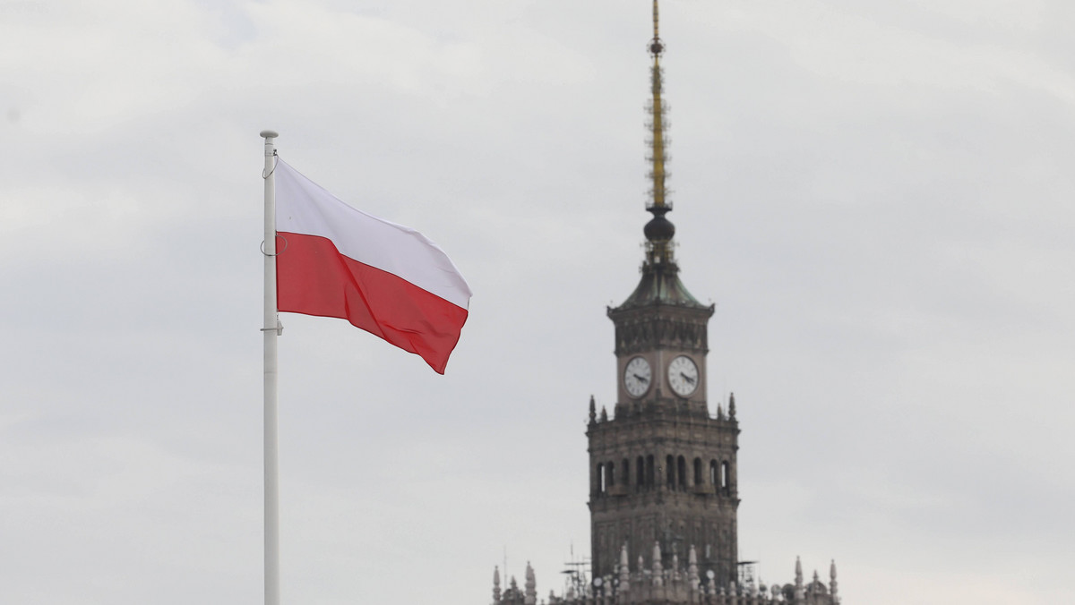 "Najwyższy czas zlikwidować Pałac Kultury, ten symbol sowieckiej dominacji nad Polską, i postawić w tym miejscu kolumnę chwały wojska polskiego" - proponuje Antoni Macierewicz. Były minister obrony narodowej koncepcję zburzenia Pałacu Kultury w Warszawie przedstawił w sobotę, podczas spotkania z okazji swoich 70. urodzin.