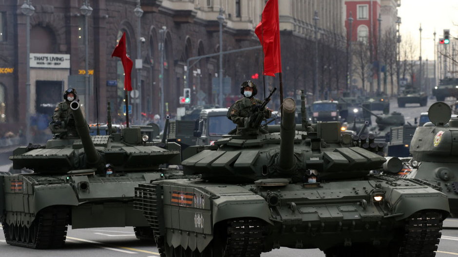 76. Gwardyjska Dywizja Desantowo-Szturmowa, którą Rosjanie częściowo trzymają w rezerwie, jest wyposażona m.in. w czołgi T-90 (na zdjęciu podczas parady w Moskwie w 2021 r.)