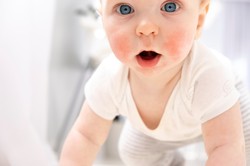 Mróz i suche powietrze w domu. Jak dbać o skórę dziecka zimą?