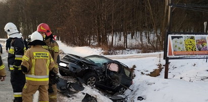 Fatalny finał zderzenia osobówek. 54-latka trafiła do szpitala