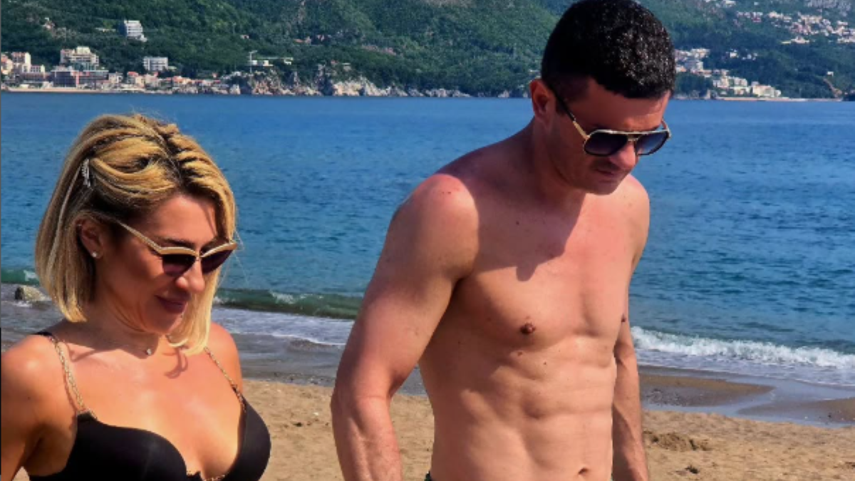 (FOTO) VRELI APRIL U CRNOJ GORI Jovana Jeremić u bikiniju sa zlatom pokazala ZATEGNUTO TELO, Tigar je drži za ruku: 