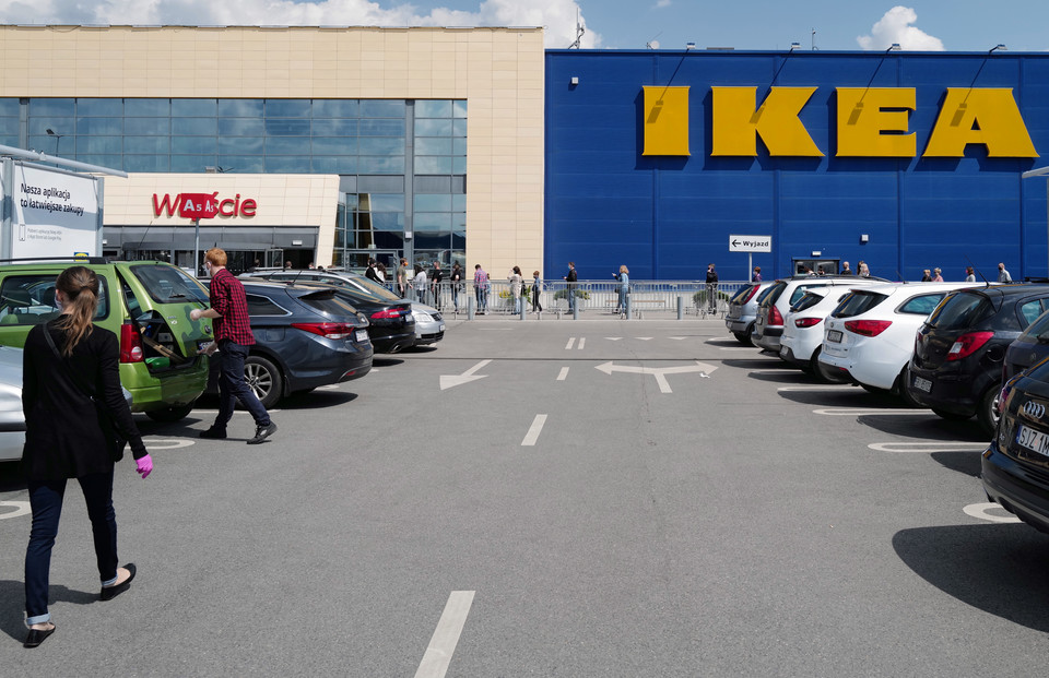 Katowice, kolejka przed sklepem IKEA