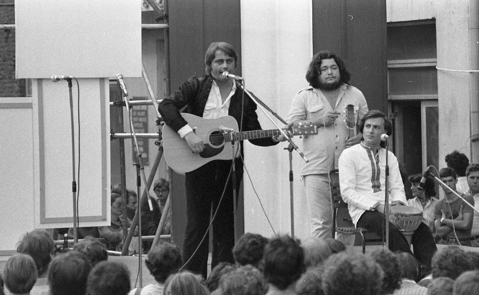 Semmelweis utca, Dinnyés József daltulajdonos. Magyar–Szovjet Ifjúsági Barátság Fesztivál, „Barátság-utca”-i ünnepség /Fotó: Fortepan/Magyar Rendőr