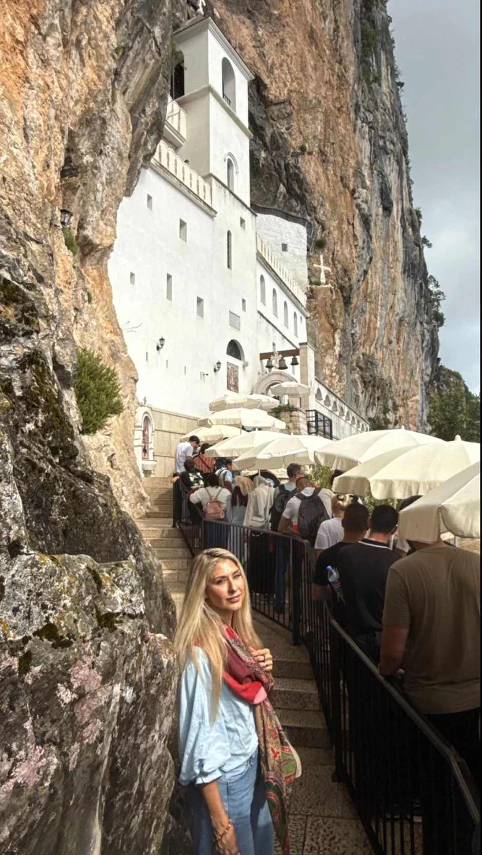 Kristina Radenković sa decom na Ostrogu