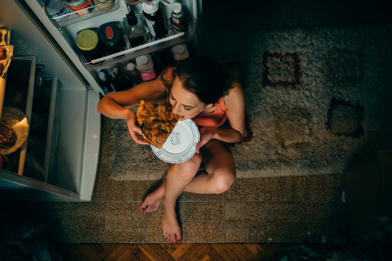 Eating the fridge at night not only causes fatigue, but also brings unwanted pounds.