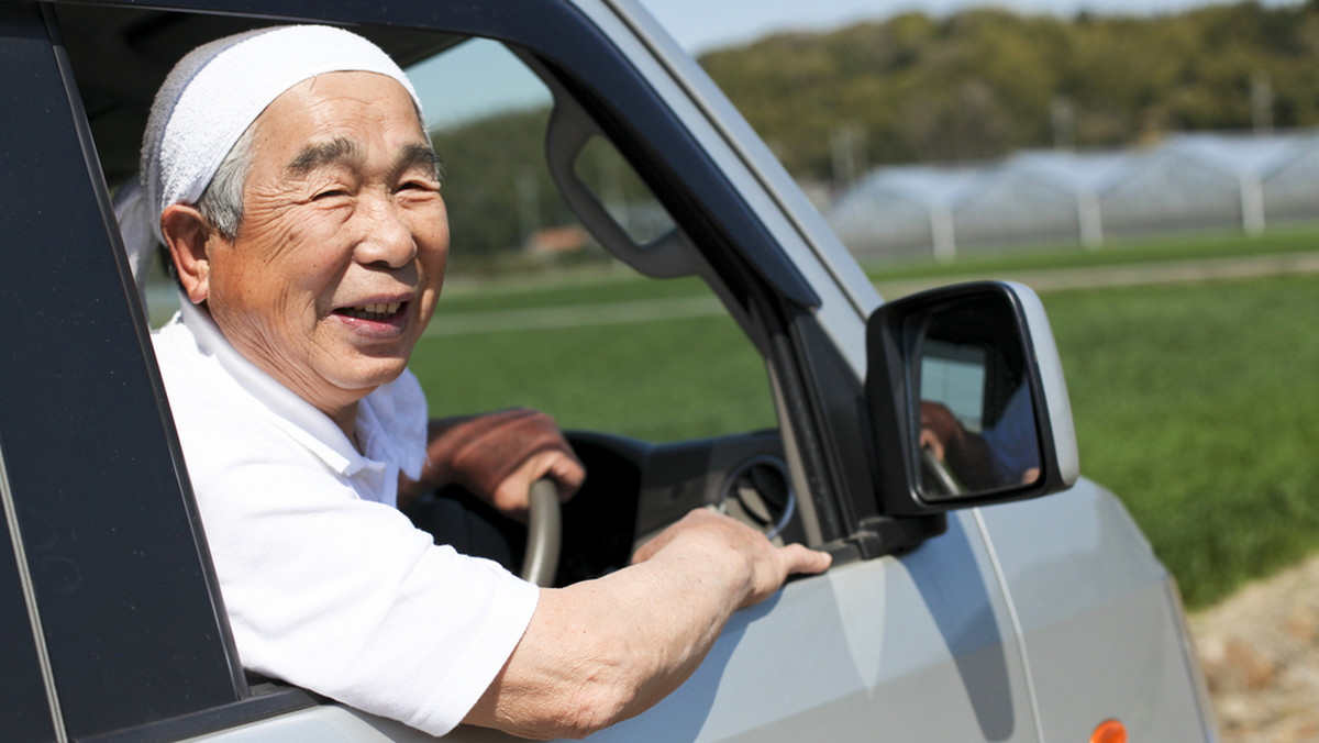 W związku ze wzrostem liczby wypadków drogowych, których sprawcami są starsi kierowcy, w Japonii pojawiają się inicjatywy mające zachęcić seniorów do dobrowolnego zwracania prawa jazdy. W zamian oferowane są np. zniżki w restauracjach czy domach pogrzebowych.