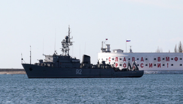 Rosyjski statek "Turbinist" na patrolu w pobliżu Sewastopola na Krymie. Fot. EPA/ZURAB KURTSIKIDZE/PAP/EPA