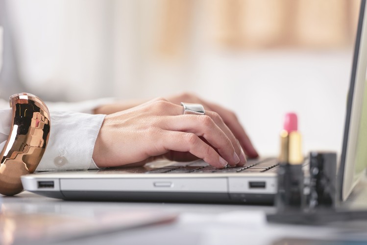 Komisja Europejska wciąż alarmuje, że brakuje kobiet w IT. A kobiety są bardzo dobrymi programistkami! Z natury są cierpliwe, dokładnie i wielozadaniowe. Warto zachęcić płeć piękną do przebranżowienia się, szczególnie gdy mogą podjąć się nauki programowania, np. podczas urlopu wychowawczego. <br><br>

Wszystkiego, czego potrzeba to kilku godzin w ciągu dnia, motywacji i chęci zmiany zawodu. Kobiety już teraz są bardzo doceniane w branży IT, chociaż programistek jest 10 razy mniej niż programistów. Co ciekawe, tylko 34% kobiet pracujących w tym zawodzie posiada wyższe wykształcenie techniczne (raport Heys.pl “Kobiety w IT”). Pracodawcy przede wszystkim zwracają uwagę na konkretne umiejętności i portfolio, dlatego coraz częściej osoby poszukujące pracy wybierają samokształcenie, a nie wieloletnie studia inżynierskie. <br><br>

Kobiety wcale nie zarabiają mniej niż mężczyźni. Wysokość wynagrodzenia w dziedzinie IT jest zależna głównie od doświadczenia. 43,1% kobiet pracujących w branży mniej niż rok zarabia do 2,5 tys. zł, z kolei 35,7% kobiet z doświadczeniem w branży do 5 lat zarabia powyżej 10 tys. zł miesięcznie.