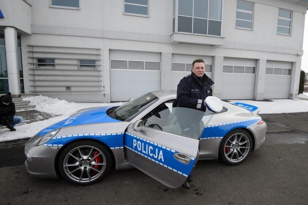 Jako żart primaaprilisowy, poznańska policja zaprezentowała oznaczone policyjnymi barwami, dwa pożyczone samochody Porsche.