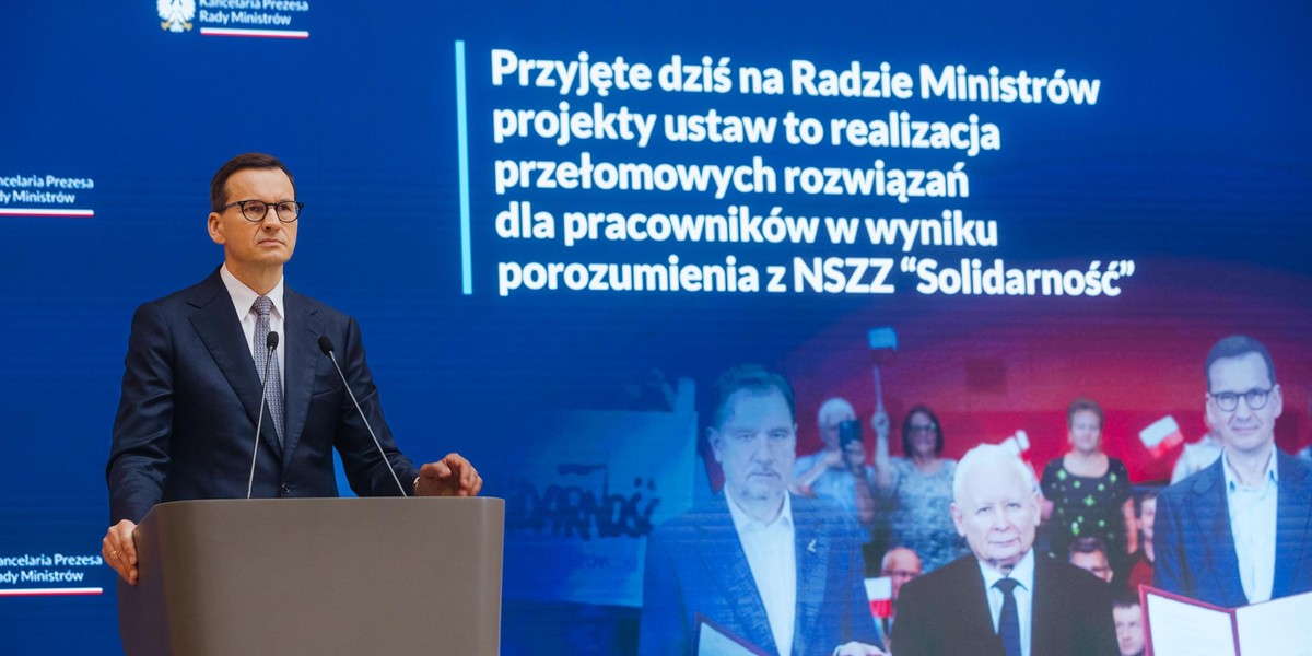 Premier Mateusz Morawiecki poinformował o dodatkowych wypłatach i nagrodach dla pracowników budżetówki, a także dodatkowych pieniądzach dla samorządów kosztem gigantycznej dziury w budżecie państwa.