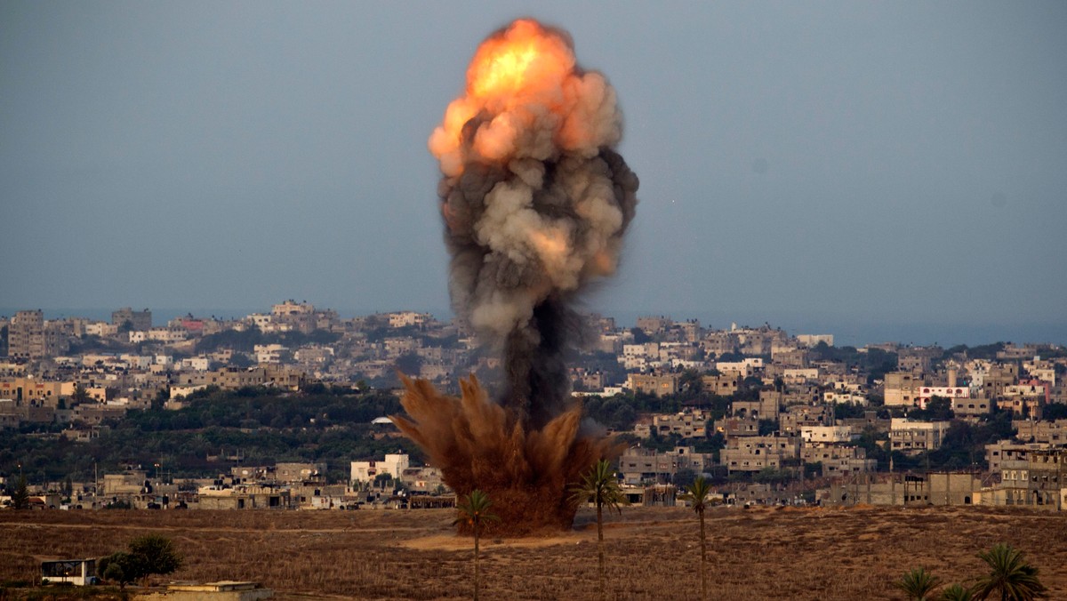 Samoloty izraelskie dokonały nad ranem nowych zmasowanych nalotów na miasto Gaza. Nad miastem unoszą się kłęby dymu - informują lokalne źródła.