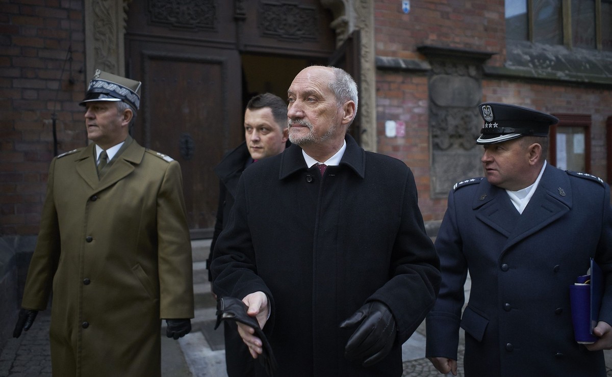 Macierewicz oddaje tajne akta zastrzeżone do IPN. "Umożliwienie przekazywania prawdy"