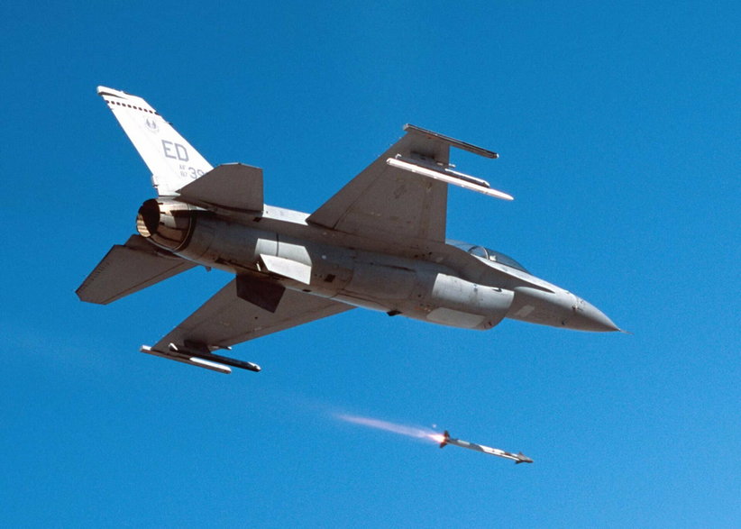 Amerykański myśliwiec F-16 podczas odpalania pocisku AIM-9X