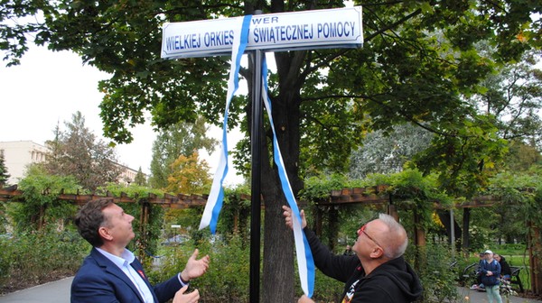 Skwer imienia WOŚP w nowohuckim parku Żeromskiego otworzyli wspólnie Rafał Komarewicz, przewodniczący Rady Miasta Krakowa oraz Jerzy Owsiak, twórca Orkiestry