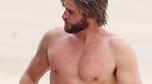 Liam Hemsworth bez koszulki na plaży w Malibu