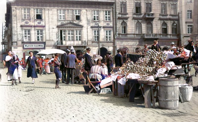 Handel uliczny. Mały Rynek w Krakowie. 1926 rok. Źródło: Narodowe Archiwum Cyfrowe.