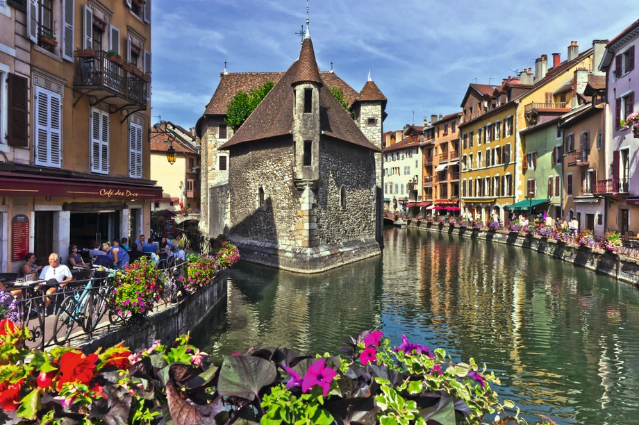 Annecy nazywane jest „alpejską Wenecją”. Najważniejsze atrakcje miasta znajdują się między kanałami Canal du Vassé i Thiou.