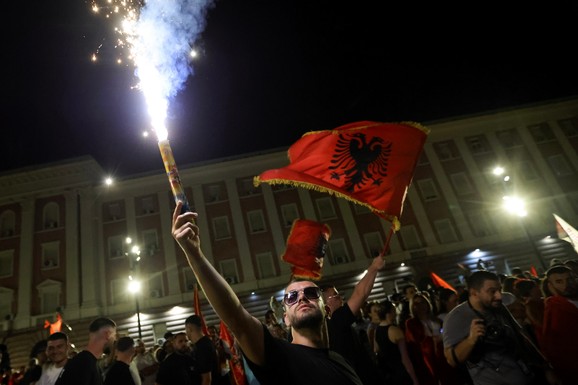 (FOTO, VIDEO) U TIRANI JE PRAKTIČNO OPSADNO STANJE! Na ulicama nose sanduk, otkriveno ko je čovek koji je prodao zemljište Kušneru: "Umešan je u trgovinu drogom"