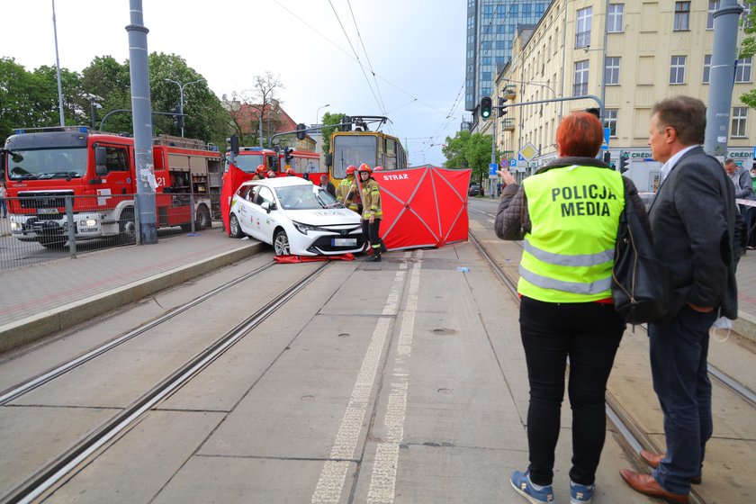 Tragedia na Piotrkowskiej w Łodzi. Taksówkarz zginął w zderzeniu z tramwajem.