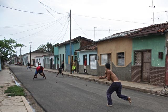 Dzieciaki z Remedios grają w baseball