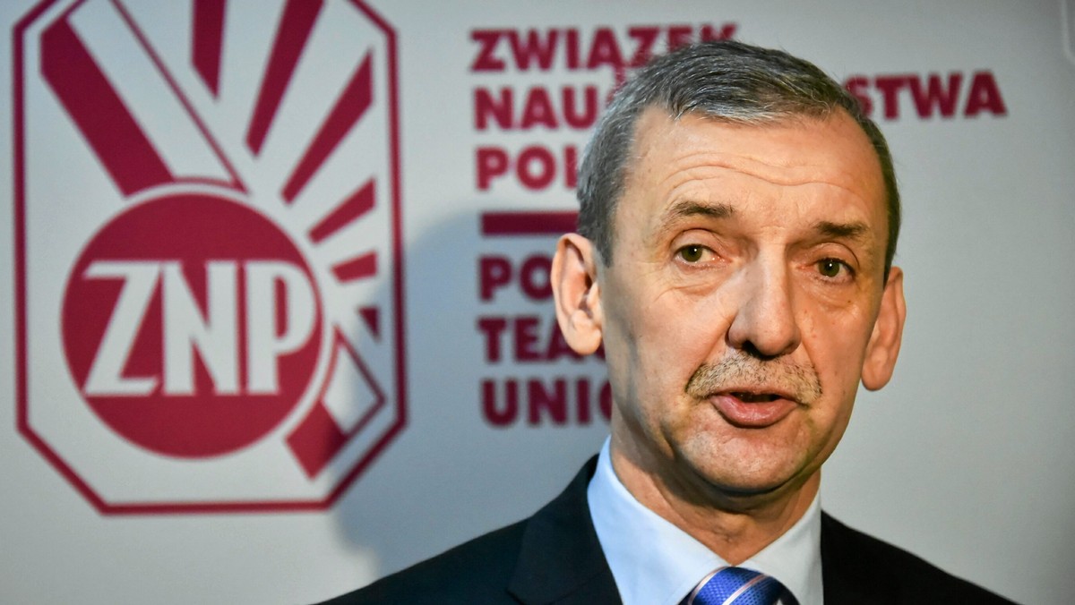 - Prezydent stanął po stronie, po której musiał - napisał na Twitterze prezes ZNP, Sławomir Broniarz, odnosząc się do podpisania przez Andrzeja Dudę ustaw o reformie edukacji, która zakłada m.in. likwidację gimnazjów i wprowadzenie 8-letnich podstawówek. Związek już zapowiedział starania o ogólnopolskie referendum w sprawie zmiany ogłoszonej reformy.