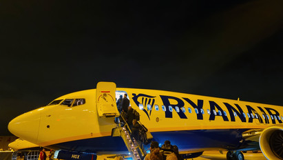 Egy Ryanair-járat fedélzetén kezdett ámokfutásba egy részeg férfi: a leszálláskor rendőrök várták – videó