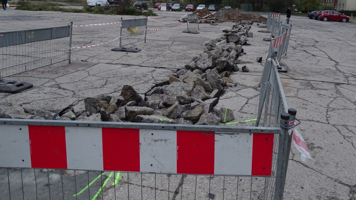 Jeszcze w tym miesiącu urząd marszałkowski ma pozyskać ziemię pod budowę Małopolskiego Centrum Nauki, które ma powstać w Czyżynach. W lipcu zostanie ogłoszony też konkurs na zaprojektowanie budynku. Wciąż jednak nie wiadomo, którędy będzie prowadzić droga dojazdowa do obiektu. Koncepcje są dwie. Jedna z nich zakłada wybudowanie drogi od ul. Stella-Sawickiego. Ulica miałaby przeciąć fragment pasa startowego. Takie rozwiązanie spowodować może, że w przyszłości teren ten zostanie zabudowany blokami.