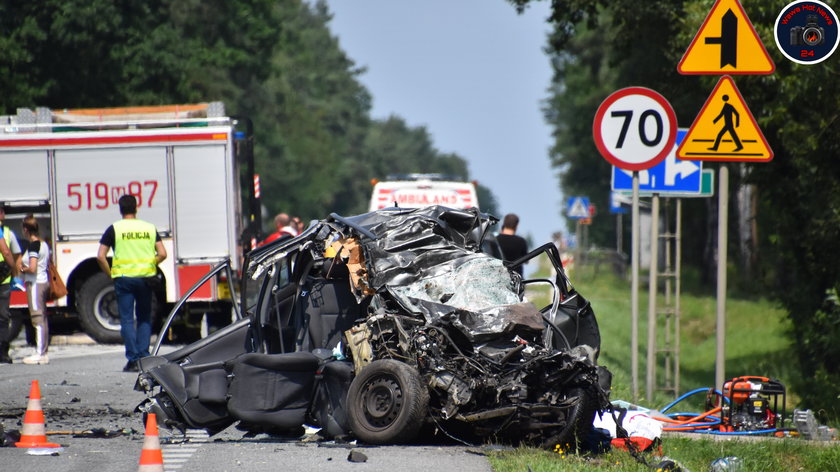 DK nr 50. W Grębiszewie tir zderzył się z osobówką. Nie żyją cztery osoby