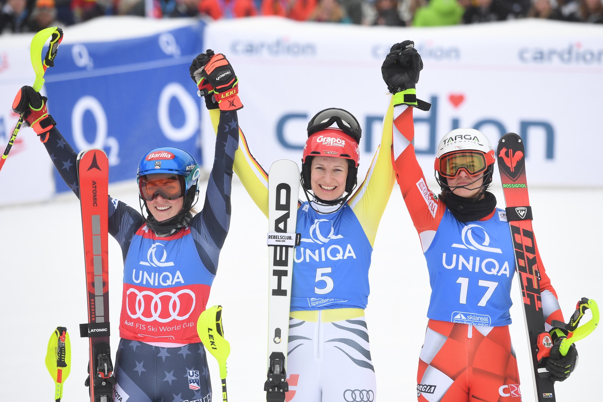 Uprostred nemecká lyžiarka Lena Dürrová oslavuje v cieli s druhou Američankou Mikaelou Shiffrinovou (vľavo) a treťou Chorvátkou Zrinkou Ljutičovou (vpravo). 