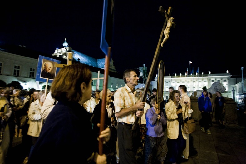 03.08.2010 Warszawa. Ulica Krakowskie Przedmieście przed Pałacem Prezydenckim. Wieczorna modlitwa i czuwanie osób sprzeciwiających się usunięciu krzyża ustawionego przez harcerzy po katastrofie smoleńskiej. Fot. Marcin Kalinski/Newspix.pl