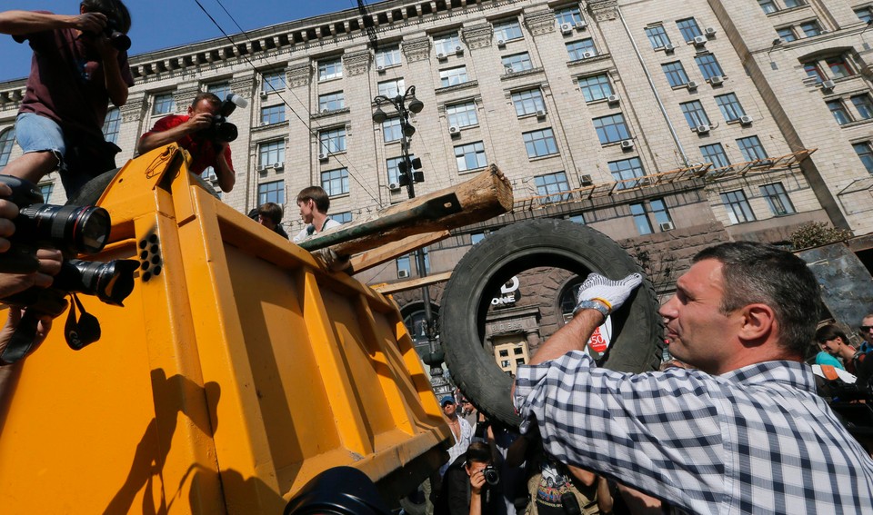 UKRAINE CRISIS  (Ukrainians clean the Maydan.)